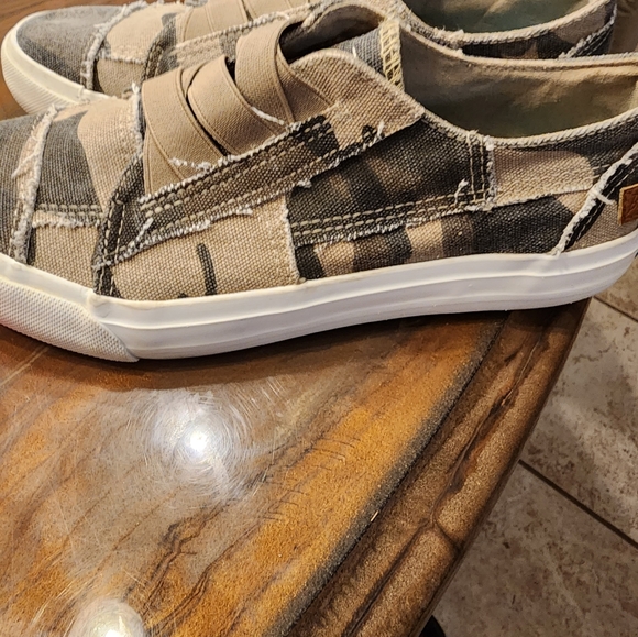 Shoes - Picture 2 of 5